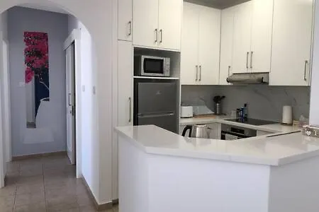 Kings Palace - Superb 2 Bed Ground Floor * 파포스